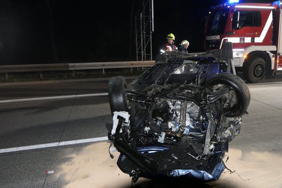 Unfall A14: Schwerer Crash auf A14: VW überschlägt sich, Motor wird auf Gegenfahrbahn geschleudert!