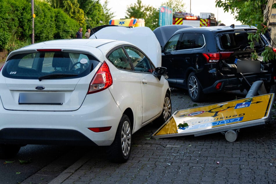 Unfall mit einer Verletzten: Fahrerin (75) kracht nacheinander in vier Autos