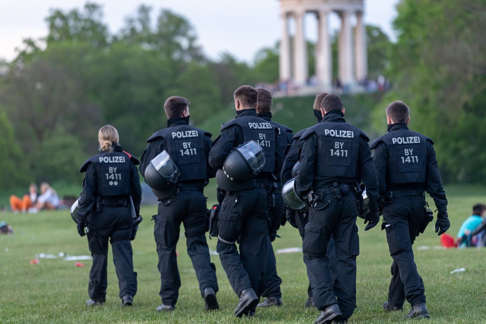 Polizisten kontrollieren in den späten Abendstunden im Englischen Garten.