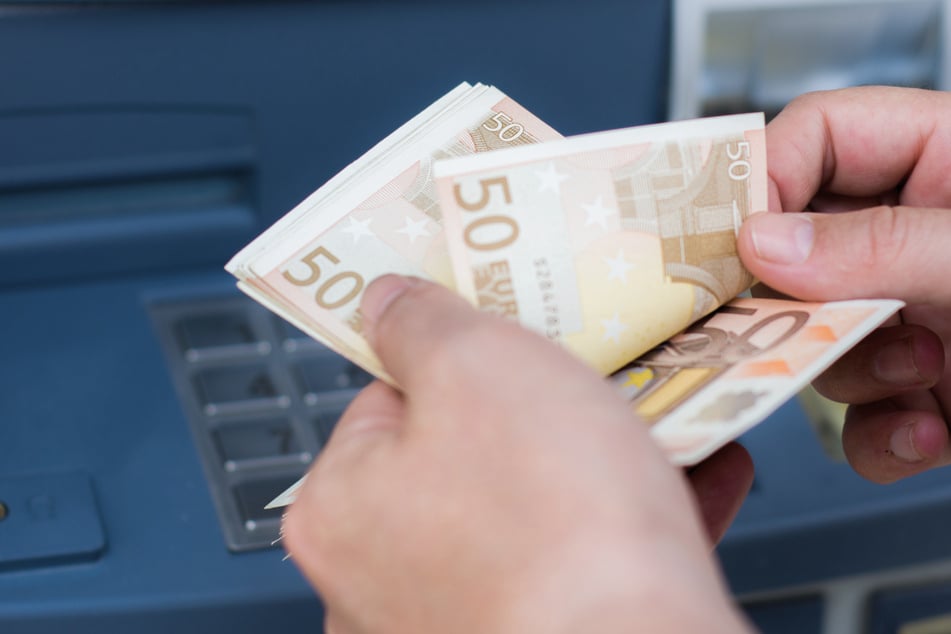 Dresden: Frau will Senior in Dresdner Einkaufsmarkt um Bargeld erleichtern: Doch drei Männer schreiten ein