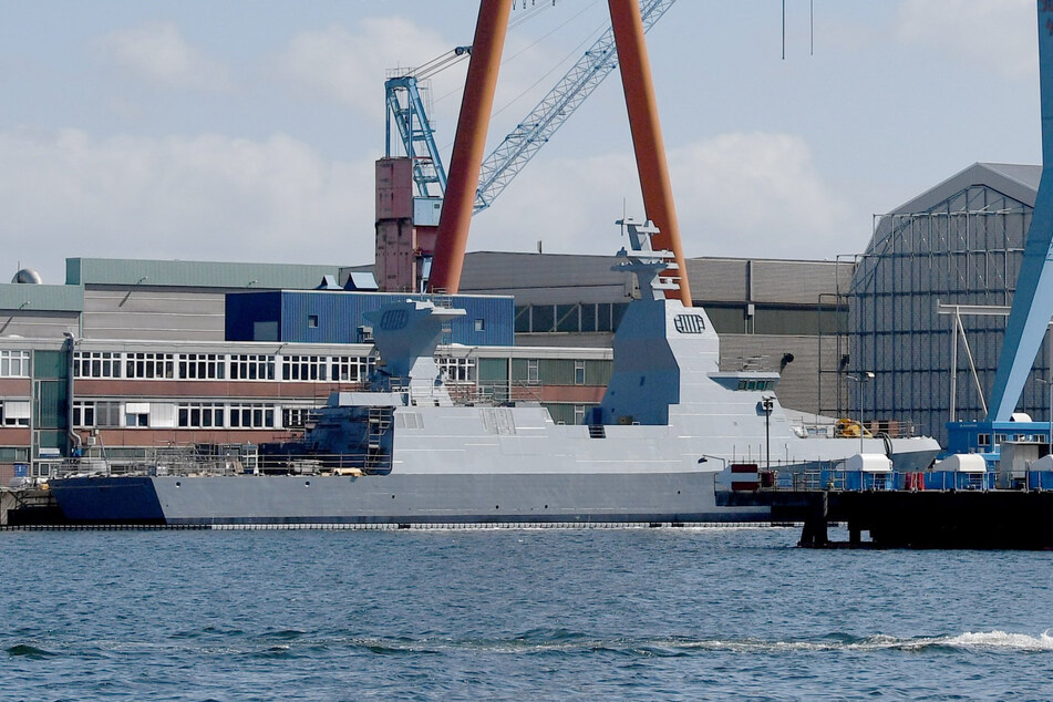 Blick auf die Hafenanlage von German Naval Yards Holdings GmbH (GNYH) und Thyssen Krupp Marine Systems (TKMS) an der Förde.