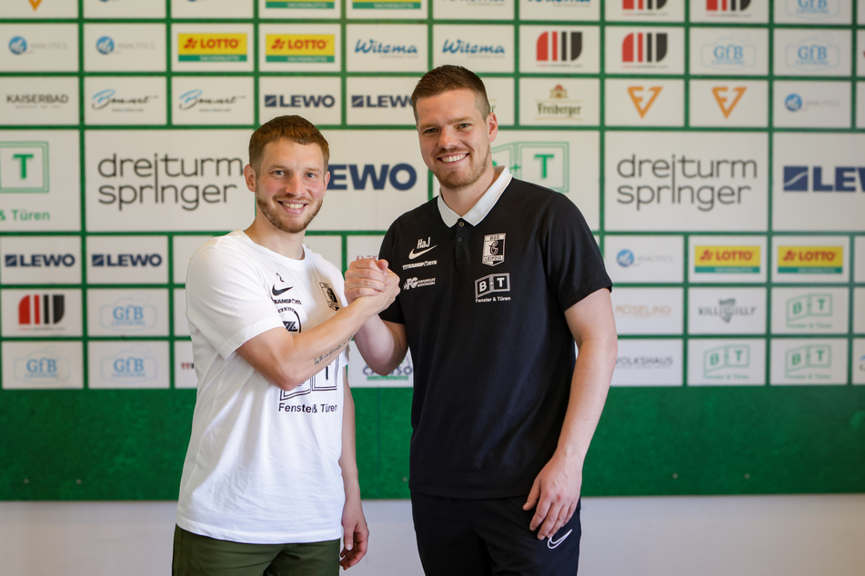 Florian Brügmann (l., hier mit dem Sportlichen Leiter Hans Jerke) hat bei Chemie Leipzig verlängert.