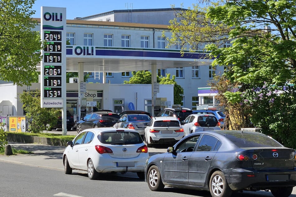 Andrang vor einigen Leipziger Tankstellen, nachdem der Spritpreis mal wieder unter die 2-Euro-Marke rutschte.