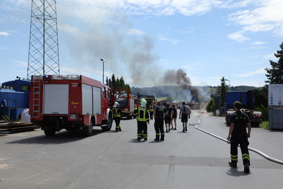 Die Kameraden der Feuerwehr wurden von Mitarbeitern des Entsorgungsbetriebes unterstützt.
