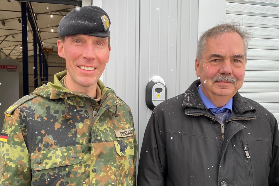 Brigadegeneral Christian Freuding (51, l.), Leiter des Sonderstabes Ukraine im Verteidigungsministerium, und Ralf Ketzel, Vorsitzender der Geschäftsführung von Krauss-Maffei Wegmann (KMW).