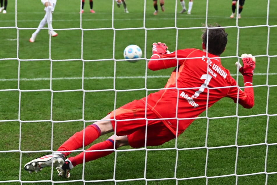 Frederik Rönnow hat Union Berlin den Sieg in der Nachspielzeit mit einem gehaltenen Strafstoß gerettet.