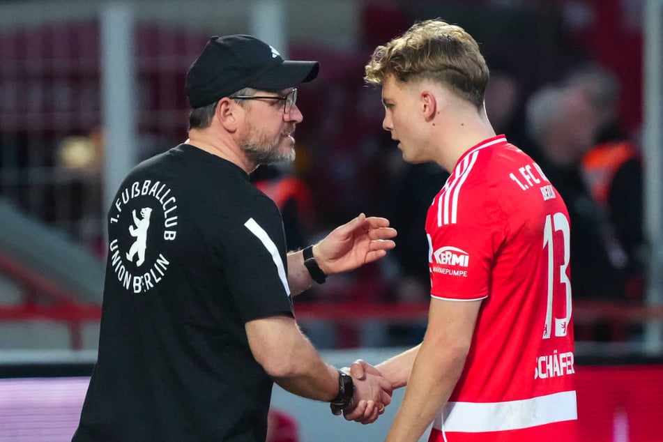 Steffen Baumgart (54, l.) nimmt Andras Schäfer (26) nach dessen Platzverweis in Empfang und verabschiedet ihn per Handschlag in die Kabine.