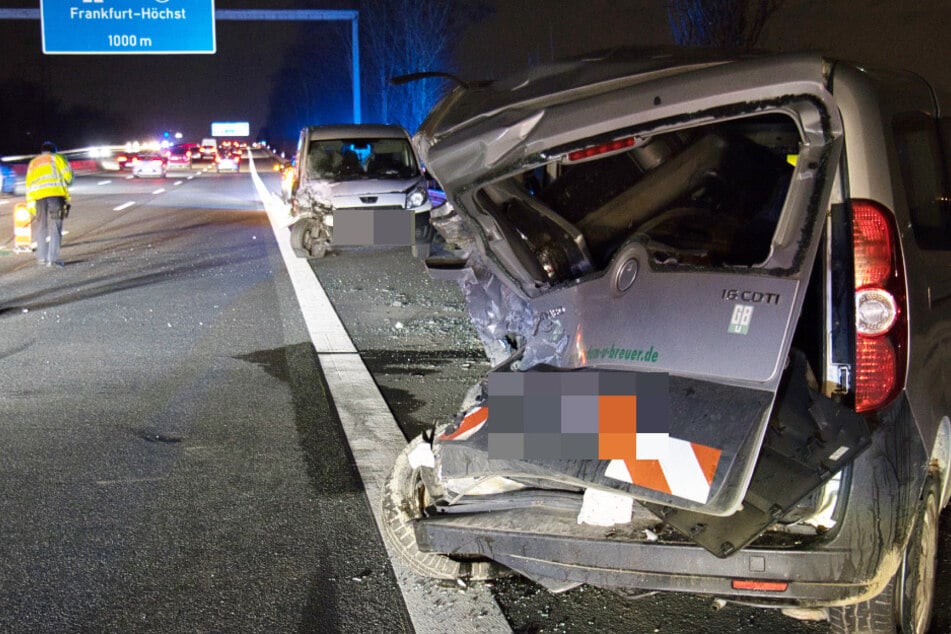 Feld der Verwüstung nach Autobahn-Unfall: Peugeot kracht in Pannen-Fiat