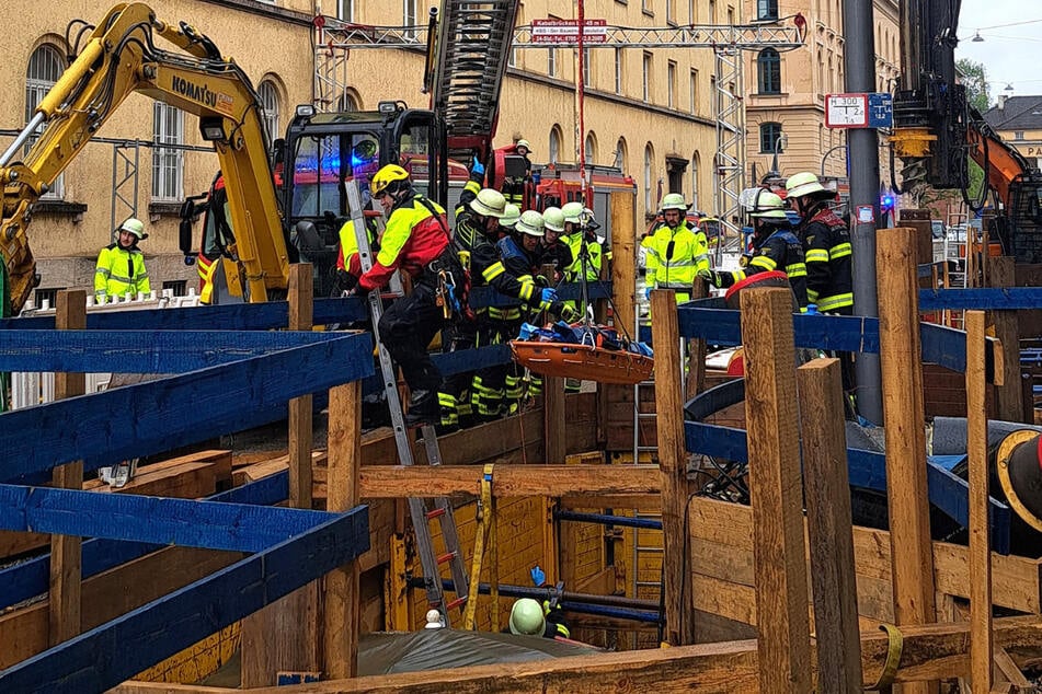 Ein 40 Jahre alter Bauarbeiter ist durch einen Arbeitsunfall in München schwer verletzt worden.