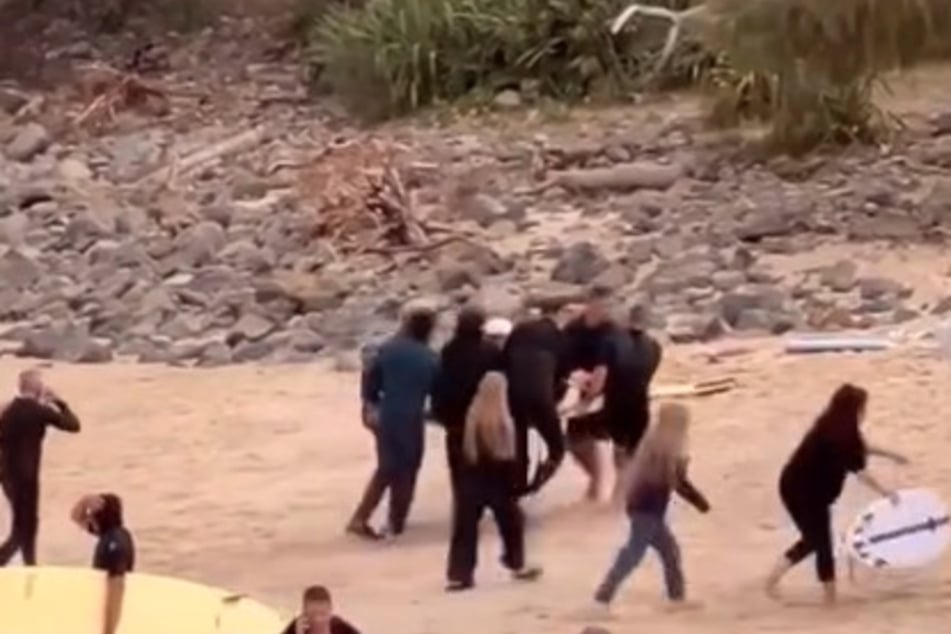In einem auf Instagram veröffentlichten Videos ist zu sehen, wie die Surfer den verletzten Jungen nach dem Angriff den Strand hinauftragen.