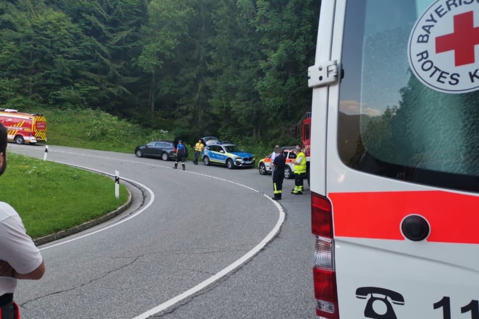 Rettungskräfte sichern die Einsatzstelle ab.