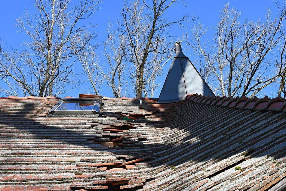 Diebe steigen Trauerhalle aufs Dach