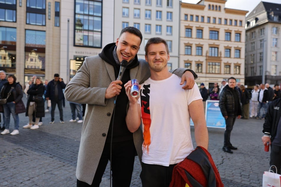 Dieser junge Mann aus Zwickau (r., hier neben Moderator Patrick Fritzsche) zog eine der richtigen Dosen und gewann zwei Freikarten.