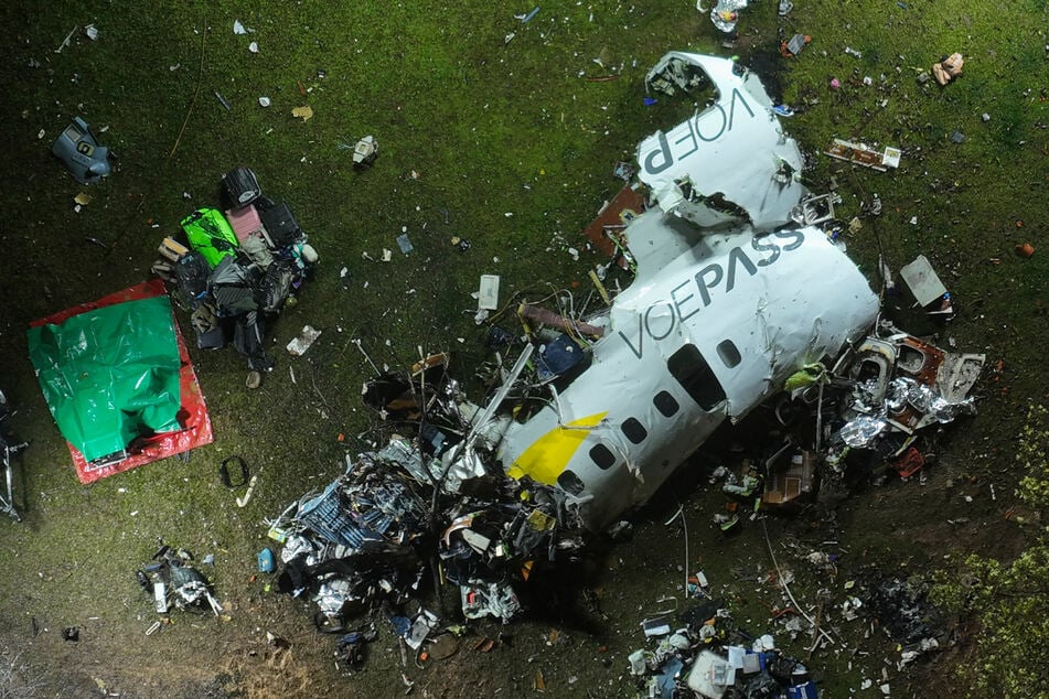 Vom abgestürzten Flugzeug sind nur noch die Trümmer übrig.