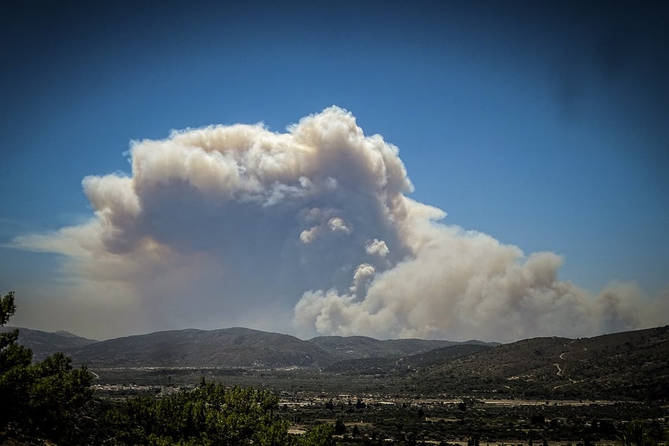 Eine große Rauchwolke eines Waldbrandes schwebt über der griechischen Insel Rhodos.