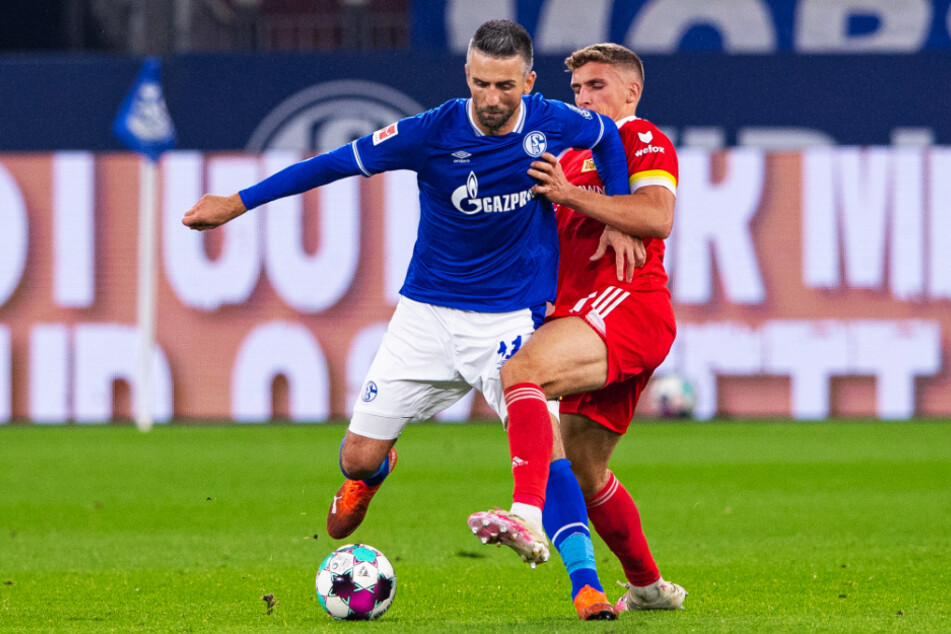 Der Vertrag von Vedad Ibisevic (36, l.) wird zum 31. Dezember hin aufgelöst.