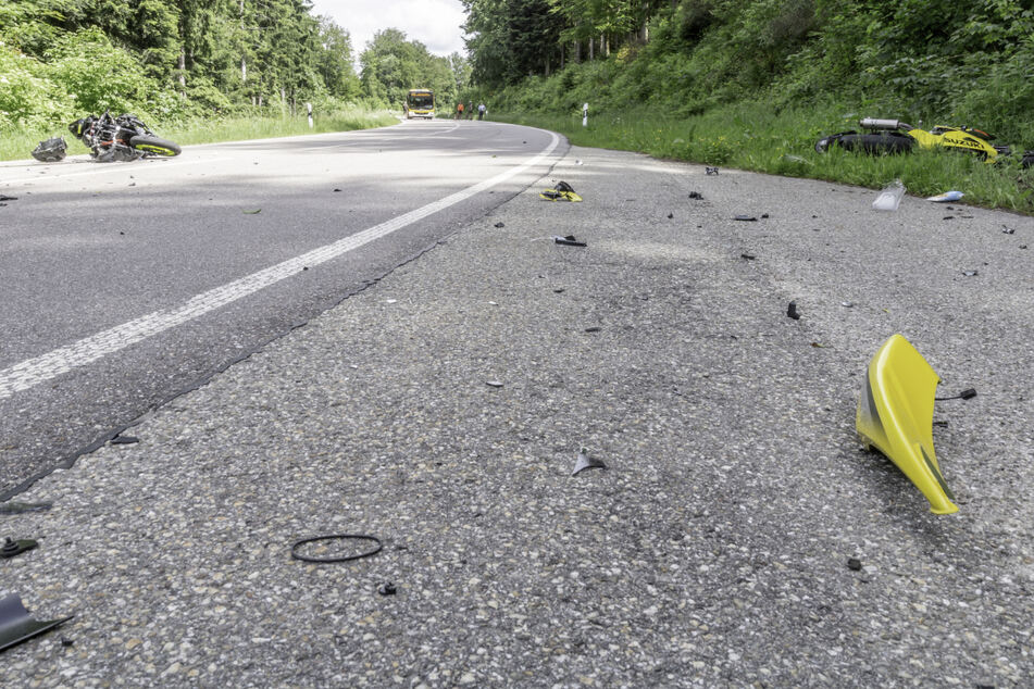 Motorradfahrer krachen frontal zusammen: Einer stirbt, der andere wird schwer verletzt