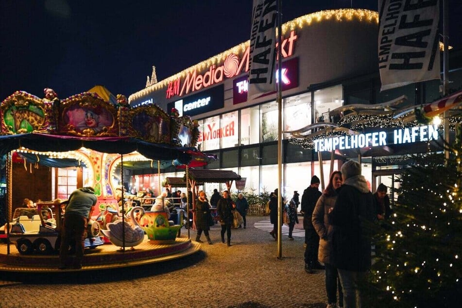 8 Aralık'ta Tempelhofer Hafen'de pazar alışverişi.