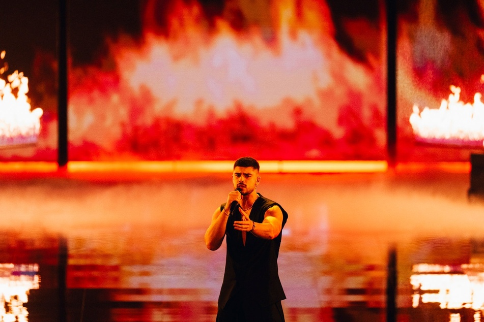 Andrew Lambrous Auftritt ("Break A Broken Heart" für Zypern) wird auf der Bühne erst von einem Wasserfall, dann von einem Flammenmeer untermalt.