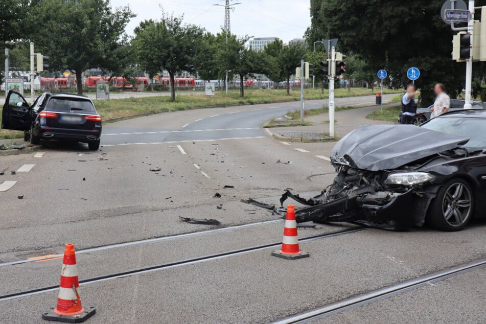 Übler Unfall zur Mittagszeit: Mercedes-Benz und BMW krachen an Kreuzung zusammen