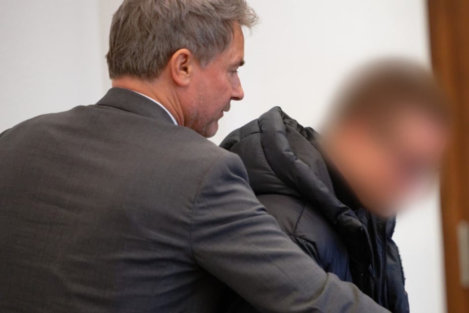 Der 21-jährige Mann, der im Juni vergangenen Jahres in Hürth bei Köln mit seinem Auto über eine rote Ampel und in eine Gruppe Grundschüler gefahren war, hat Revision gegen das Urteil eingelegt.