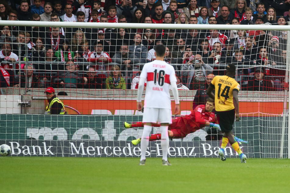Moussa Koné (r.) versenkt den einzigen Elfmeter, den Dynamo in der Saison zugesprochen bekam, schickt Stuttgarts Keeper Gregor Kobel in die falsche Ecke.