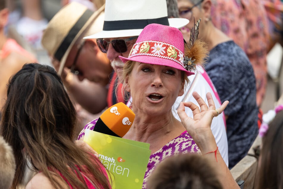 Cool wie gewohnt moderierte Andrea Kiewel (60) am Sonntag den ZDF-Fernsehgarten, der dieses Mal unter dem Motto "Zeitreise" stattfand.