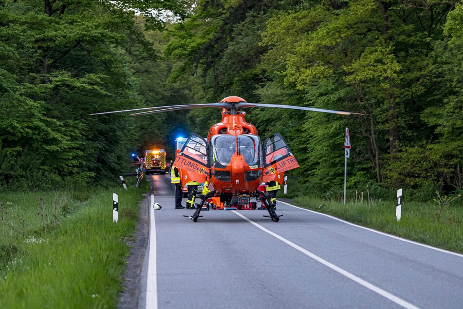 Aufgrund der schweren Kopfverletzungen musste der 27-Jährige mit einem Rettungshubschrauber in eine umliegende Klinik geflogen werden.