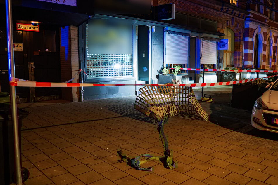 Die Täter hatten das Rollgitter der Schaufenster mit einem am Auto befestigten Seil herausgerissen und dann die Tür des Juweliergeschäfts eingeschlagen.