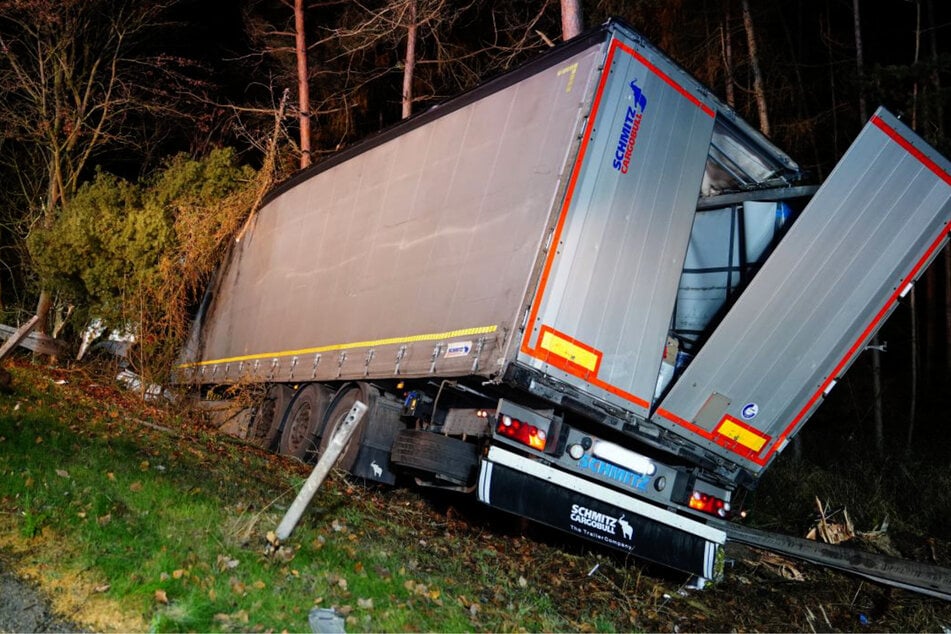 Der Laster fuhr nach der Kollision die Böschung herunter und kam dort schließlich zum Stehen.