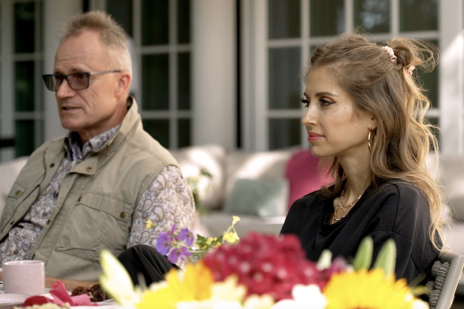 Cathy sitzt mit ihrem Papa Alfred Fischer im Garten zusammen.