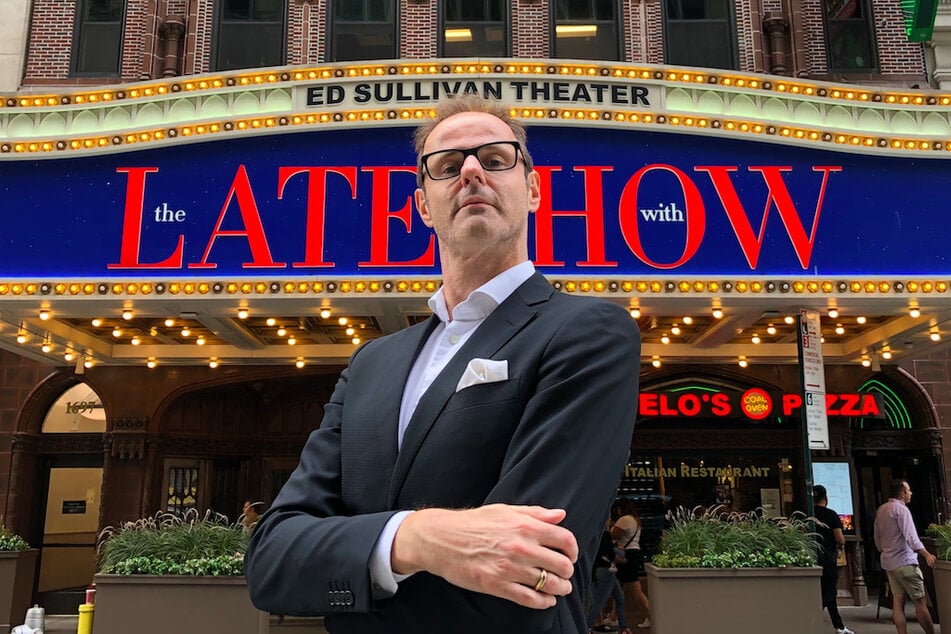 Comedian Vince Ebert steht vor dem Ed Sullivan Theater in New York in dem die "Late Show" aufgezeichnet wird.