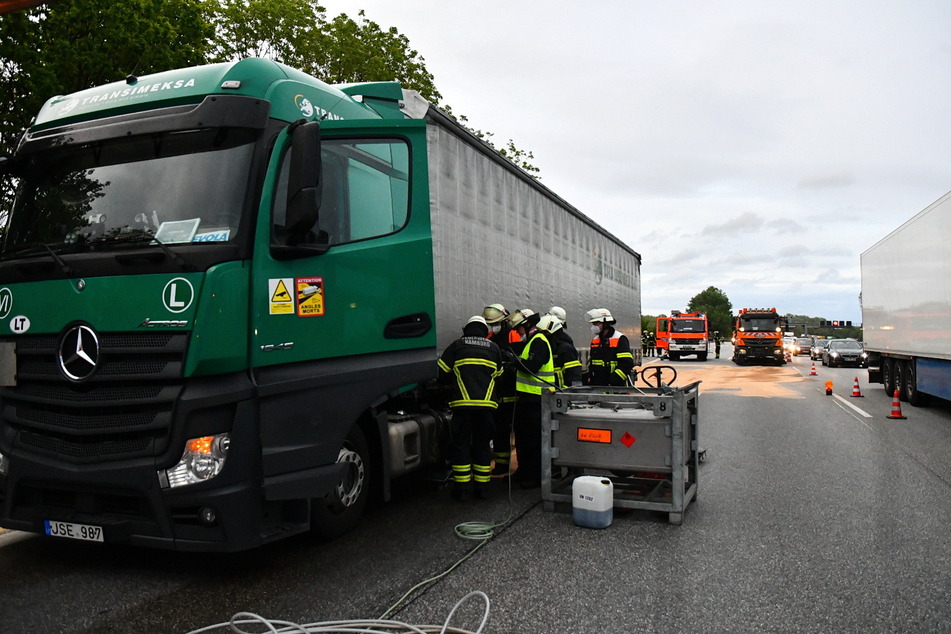 Unfall A1: Rund 200 Liter Diesel ausgelaufen! Unfall sorg für Vollsperrung auf der A1