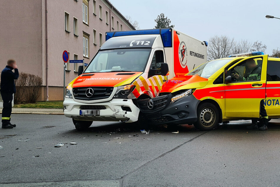 Kreuzungs-Crash in Zwickau: Rettungswagen krachen zusammen