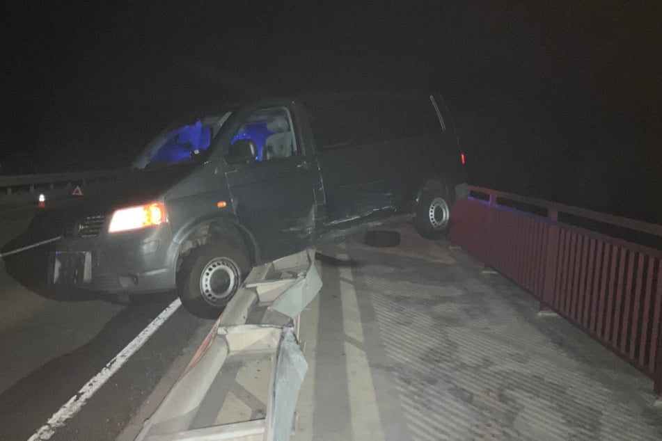 Der VW-Bus wurde in die Leitplanke geschleudert.