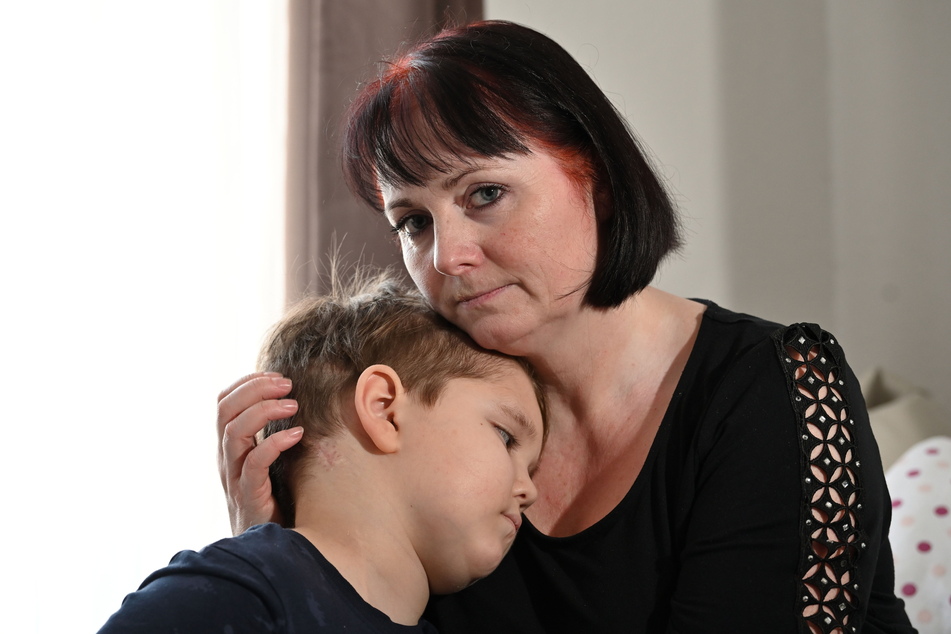 Manuela Findeisen hat ihren Sohn Jaden (7) an sich gedrückt. Er hat einen schweren Gehirnschaden.