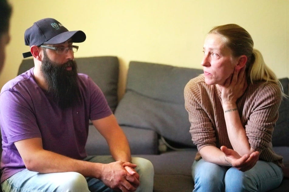 Ohne seine Kollegin Doreen Knorr (r.) würde Ahmad Omayi manche Dinge in Deutschland nicht meistern können.