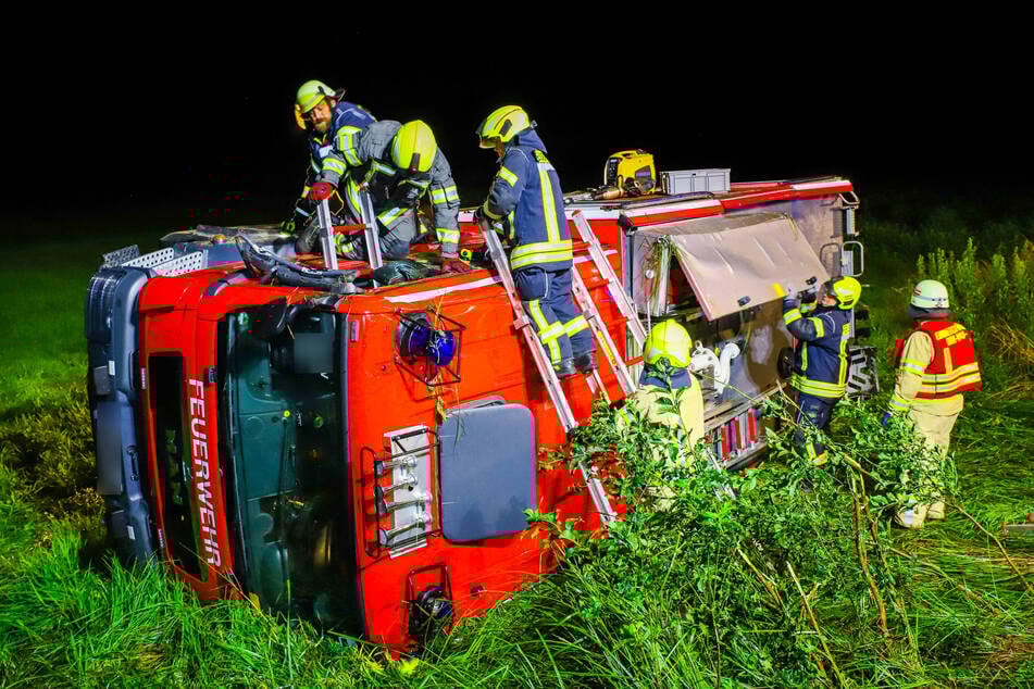 Die sechs verletzten Feuerwehrleute wurden in ein Krankenhaus gebracht.
