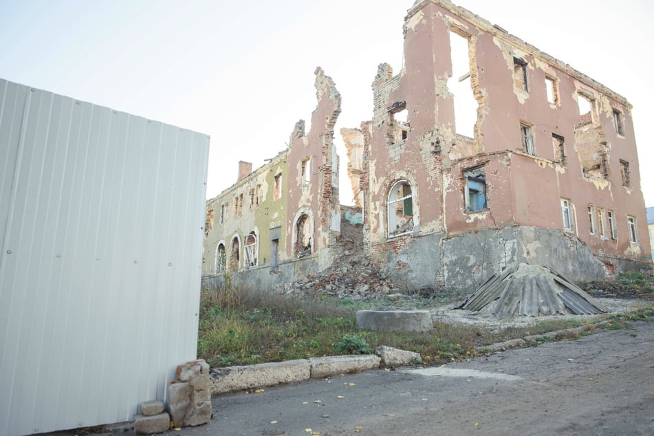 Zertrümmerte Gebäude gehören in der Ostukraine inzwischen zum Straßenbild.