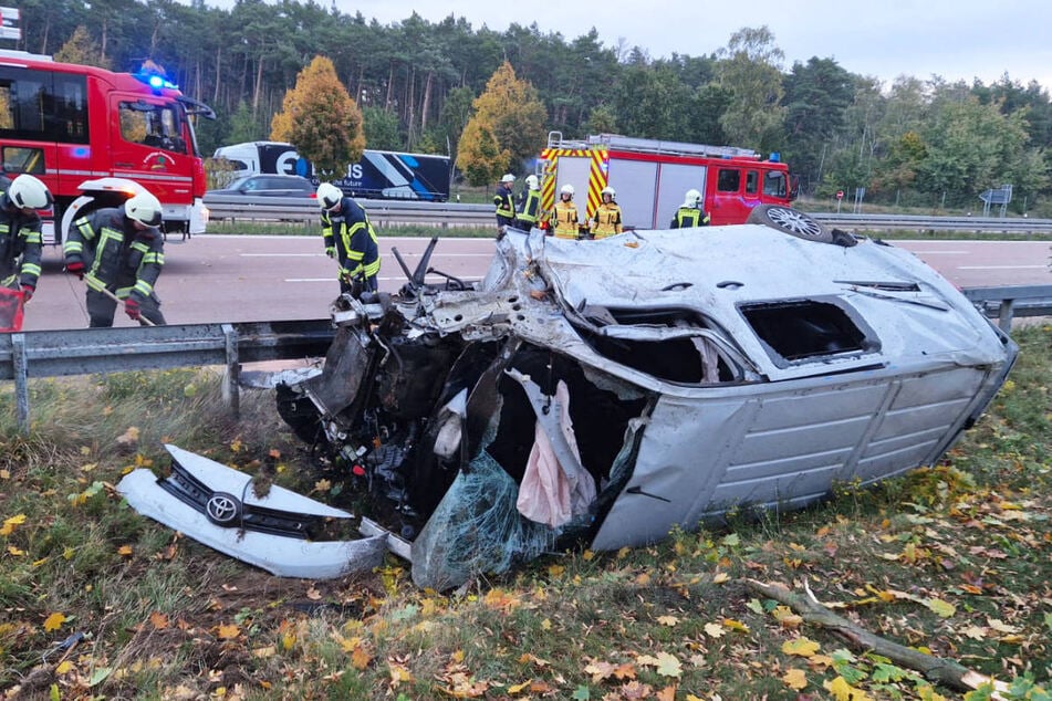 Die drei Insassen mussten aus dem Toyota-Wrack befreit werden.