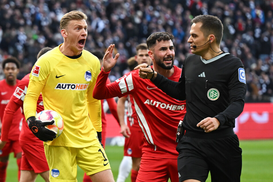 Beim 3:0-Sieg von Eintracht Frankfurt gegen Hertha BSC sorgten zwei strittige Elfmeter-Szenen für große Aufregung.