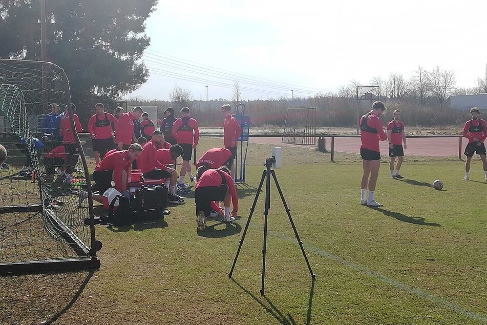 Eine Umkleide gibt es am B-Platz nicht.