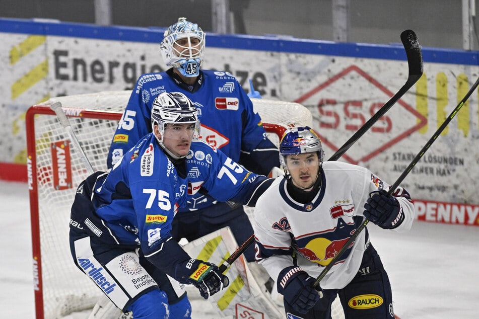 Die Verteidiger um Bruno Riedl (l.) hatten gegen die Münchner alle Hände voll zu tun.