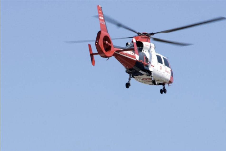 Ein Rettungshubschrauber und mehrere Krankenwagen waren am Donnerstag bei Biederitz im Einsatz. (Symbolbild)