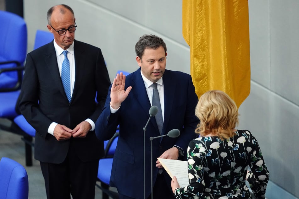 Lars Klingbeil (49, M., SPD), Bundesminister der Finanzen und Vizekanzler, legt im Beisein von Bundeskanzler Friedrich Merz (69, l., CDU) vor Bundestagspräsidentin Julia Klöckner (52, CDU) im Bundestag bei der Vereidigung den Amtseid ab.