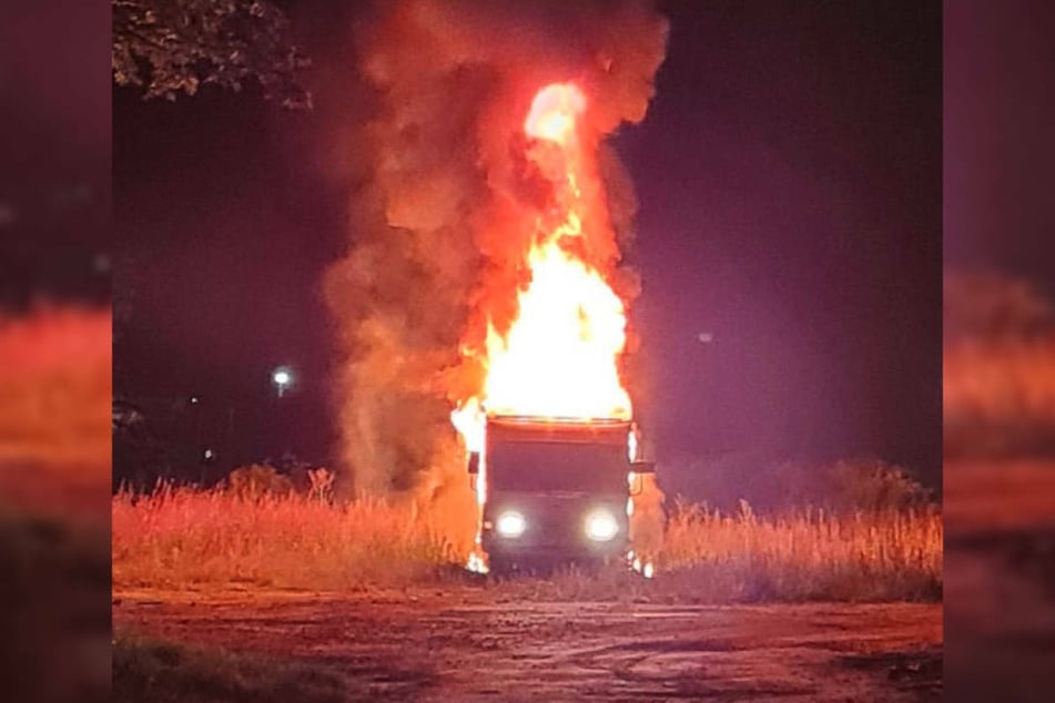 Am späten Montagabend ist in Kyritz ein Wohnwagen in Flammen aufgegangen.