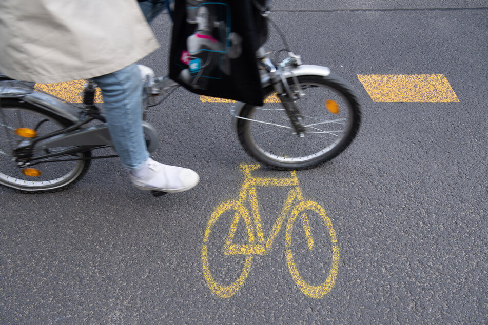 Eine Radfahrerin ist auf dem Pop-up-Radweg auf der Skalitzer Straße unterwegs.