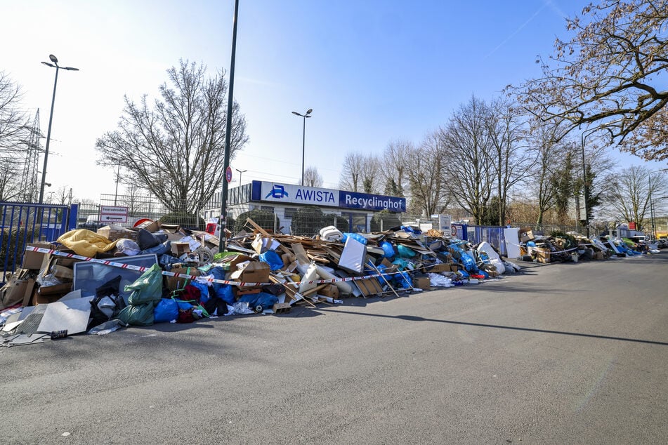 Riesige Müllberge türmen sich vor dem Recyclinghof in Flingern auf, der von der Gewerkschaft Verdi noch bis Mittwoch bestreikt wird.