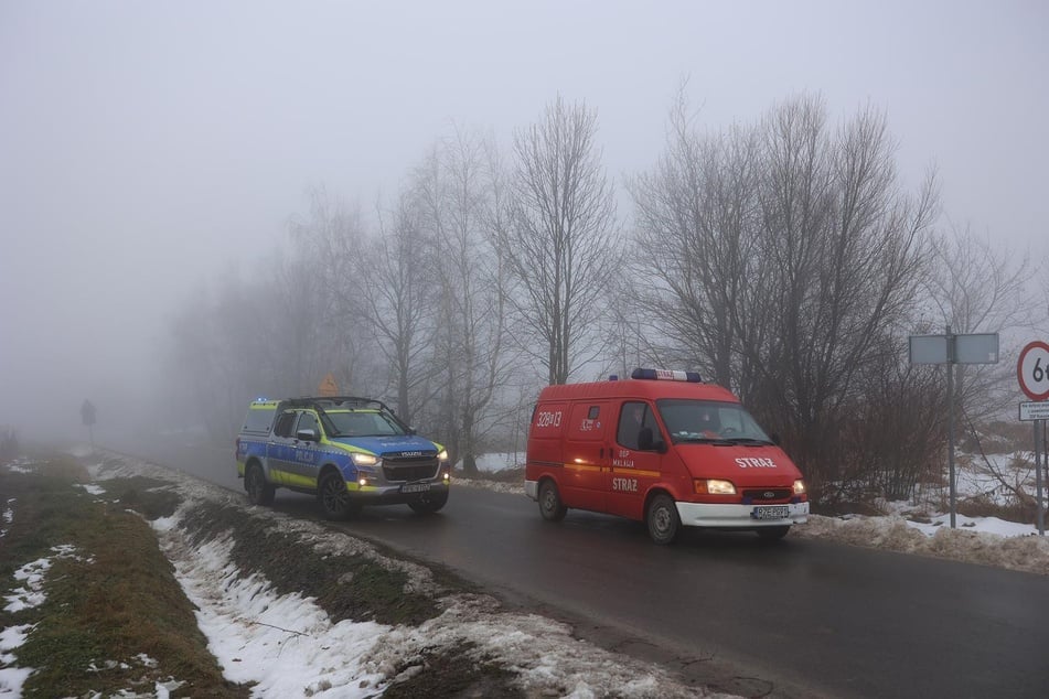 Nach dem Unglück haben Einsatzkräfte die Absturzstelle weiträumig abgesperrt.
