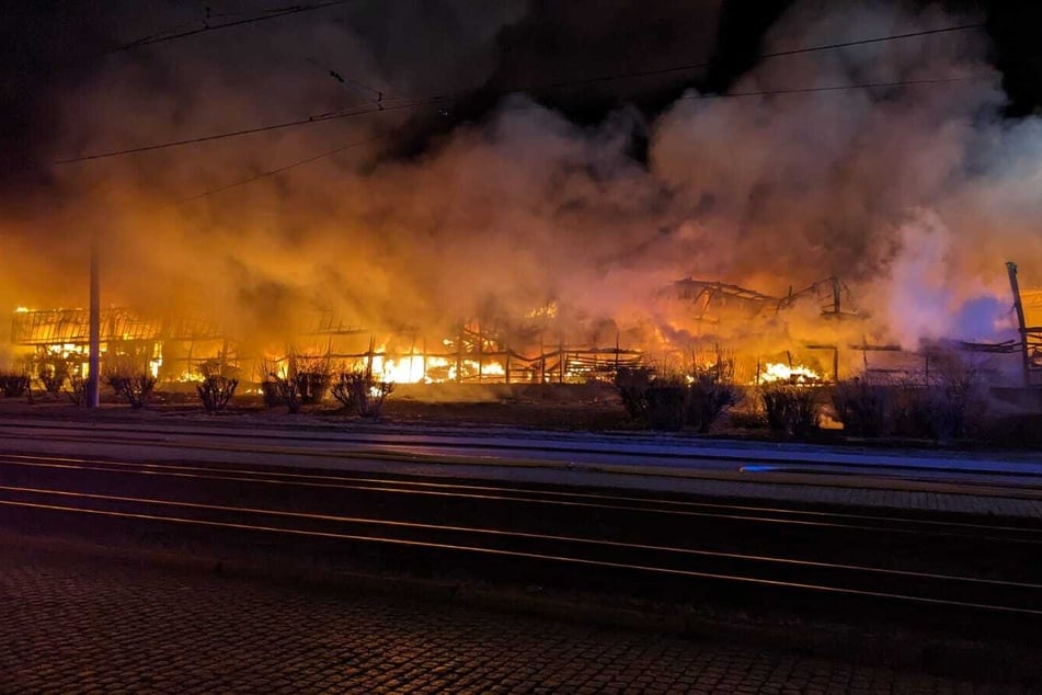 Lichterloh brannte am Donnerstagabend ein Gebäude im Saalekreis.